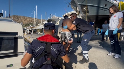 Bodrum açıklarında gezi teknesinde yaralanan kişiye tıbbi tahliye yapıldı