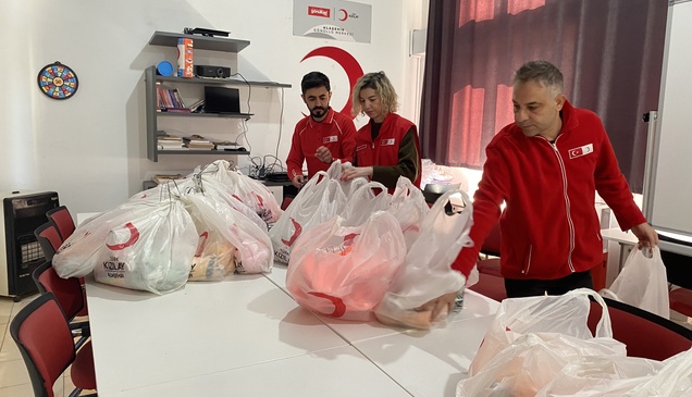 Alaşehir'de Türk Kızılay'dan çocuklara bayramlık 