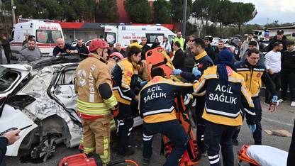 Manisa'da otobüs ile otomobilin çarpıştığı kazada 3 kişi yaralandı