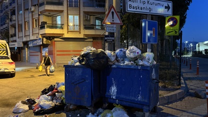 İzmir Buca’da belediye işçilerinin grevi nedeniyle çöp yığınları oluştu