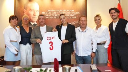 Milli voleybolcu Cansu Özbay'dan Güzelbahçe Belediye Başkanı Günay'a ziyaret