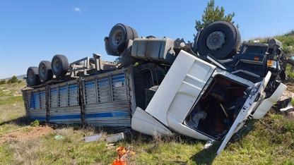 Kütahya'da devrilen tırda sıkışan sürücüyü itfaiye kurtardı