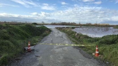 Gediz Nehri'ndeki taşkın nedeniyle Manisa'daki 2 köprü ulaşıma kapatıldı