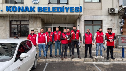 İzmir'de maaşları eksik yatan Konak Belediyesi çalışanları "uyarı eylemi" yaptı