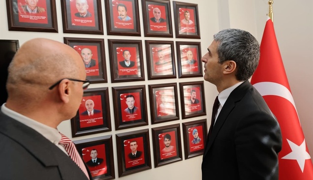 Afyonkarahisar'da kiraz üreticilerine tuzak dağıtıldı