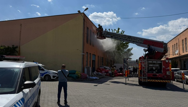 Manisa'da iş yerinde çıkan yangın söndürüldü