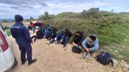 İzmir'de sürüklenen lastik bottaki 33 düzensiz göçmen kurtarıldı