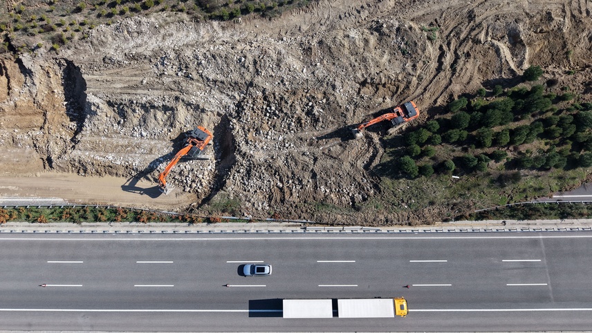 Manisa'da toprak kaymasının olduğu İstanbul-İzmir Otoyolu'nda çalışmalar sürüyor