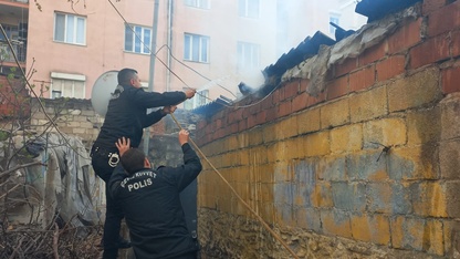 İzmir'de kümeste çıkan yangına ilk müdahaleyi çevik kuvvet ekibi yaptı