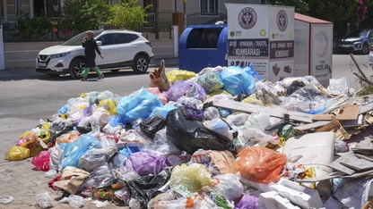 İzmir Buca'da 8 gündür süren "düzensiz maaş" eylemi nedeniyle çöp yığınları oluştu