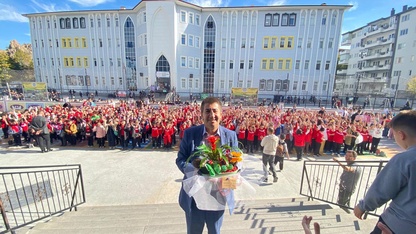 Afyonkarahisar'da kalp krizi geçiren okul müdürünü öğrenciler çiçeklerle karşıladı
