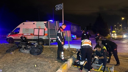 Uşak'ta otomobil ile motosikletin çarpıştığı kazada 2 kişi yaralandı