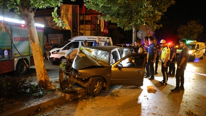 Denizli'de ağaca çarpan otomobildeki 2 kişi öldü, sürücü ağır yaralandı