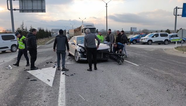 Kütahya'da iki otomobil çarpıştığı kazada 2 kişi yaralandı