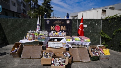 İzmir'de gümrük kaçağı 70 bin 305 puro, 21 bin 650 paket sigara ele geçirildi